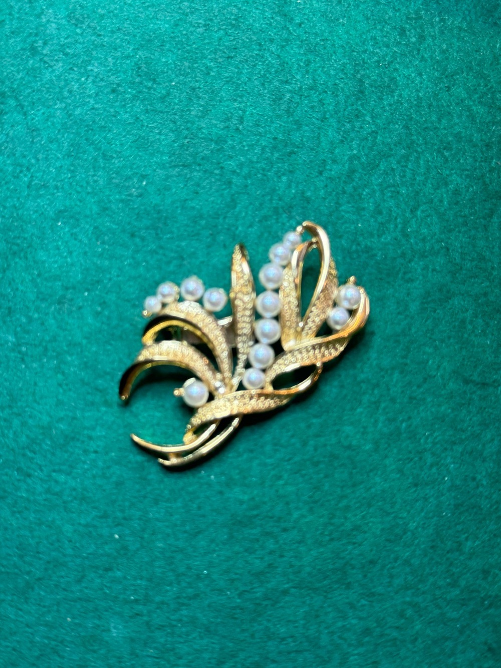 Vintage Faux Pearl Floral Brooch Gold Tone Mid Century Statement Pin - Picture 5 of 7
